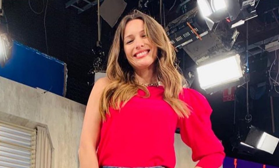 Pampita lució un vestido violeta, pero algunos fans miraron un “detalle” en su panza