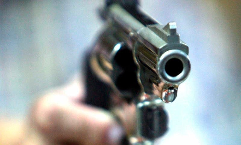Le robaron el auto tras amenazarlo a punta de pistola en su pecho