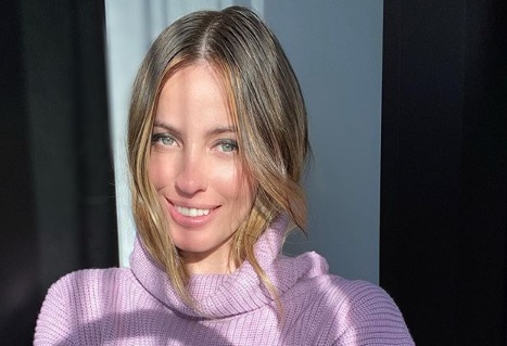 Blanco y negro floreado, el look de Rocío Guirao Díaz para levantar el día