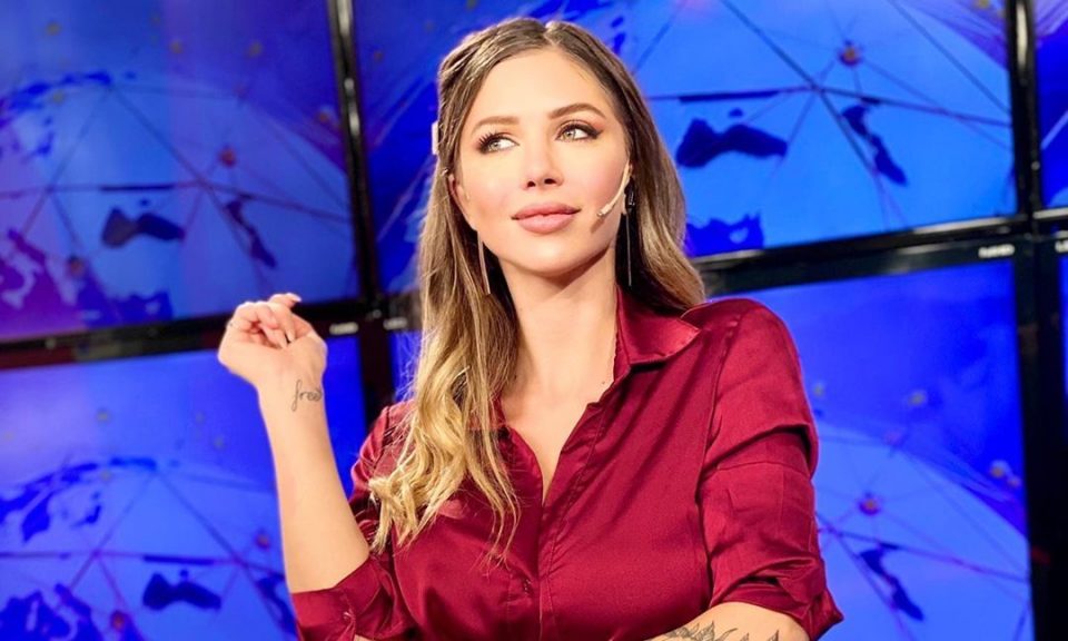 Romina Malaspina lució un mono negro ajustado con uno de sus hombros al descubierto