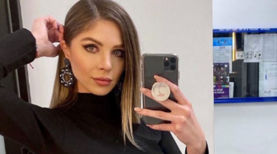 Romina Malaspina lució una polera estilo setenta y una mini pollera marrón: “Los esperamos”