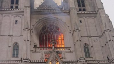 Se incendió la catedral de Nantes: la Justicia investiga si fue intencional