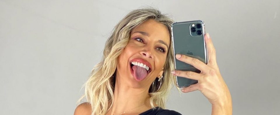 El look para terminar la semana de Sol Pérez: vestido negro y hombros descubiertos