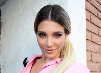 Contra la pared y con una mano indiscreta, Stefy Xipolitakis posó en top y pantalón