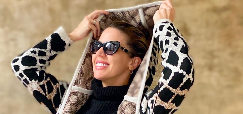 Virginia Gallardo iluminó la tarde con sonrisas y un suéter multicolor