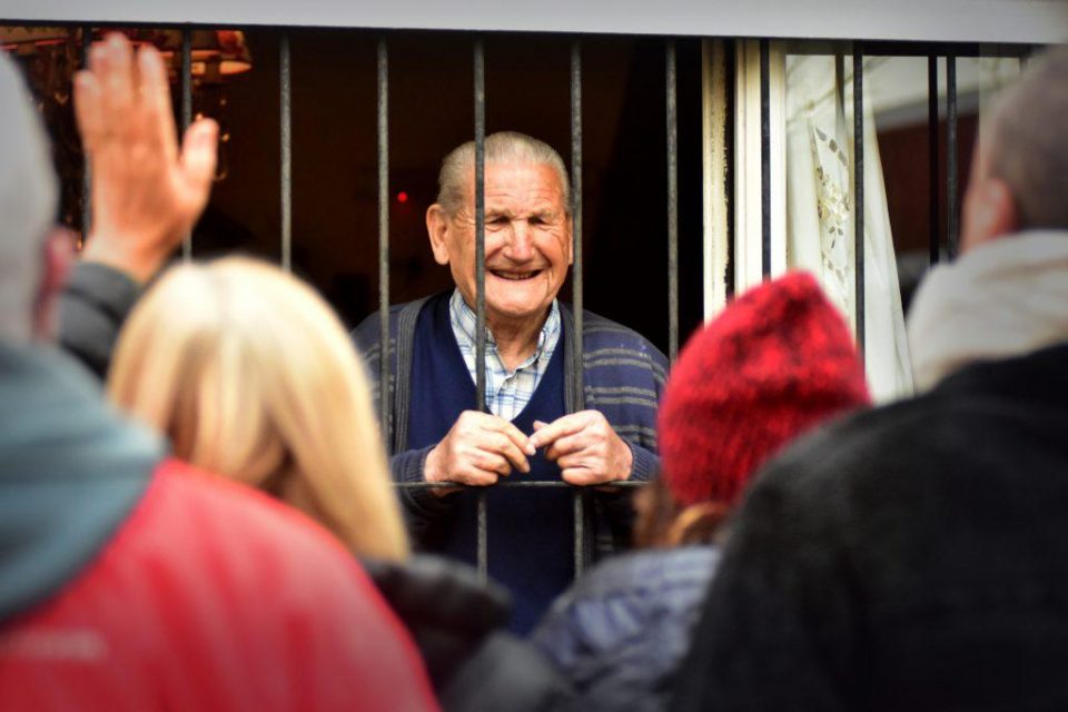 Un hombre cumplió 100 años y lo festejó con su familia desde la vereda