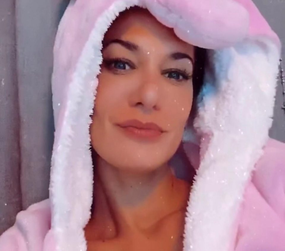Silvina Escudero, con pijama de unicornio (sin nada abajo) y lista para dormir