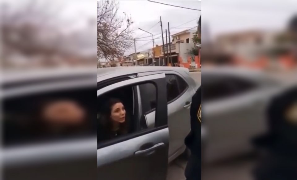“Yo no voy a esperar nada porque no tengo ganas”: mujer alcoholizada chocó y amenazó a policías