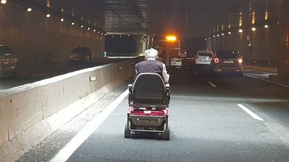 Circuló en su silla de ruedas eléctica por un túnel porque “estaba apurado”