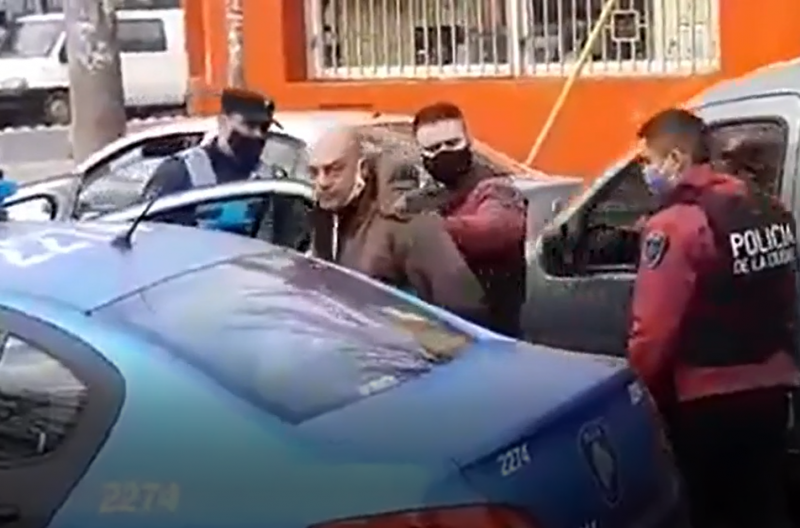 Golpeó e insultó a una agente de tránsito por pedirle el permiso de circulación