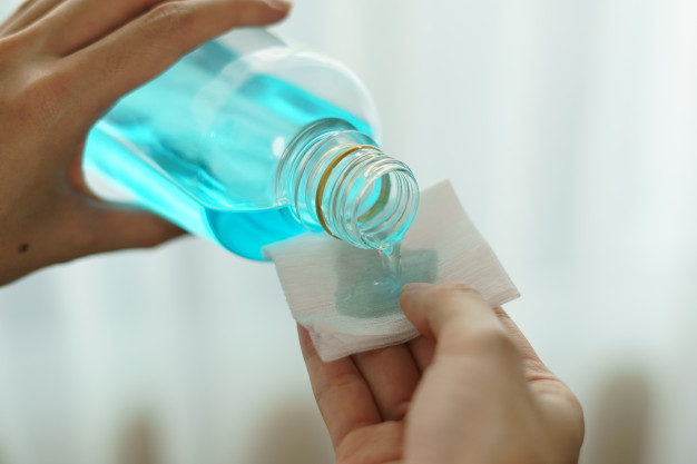 En plena pandemia la ANMAT prohibió la venta de un alcohol etílico y un limpiador líquido desinfectante