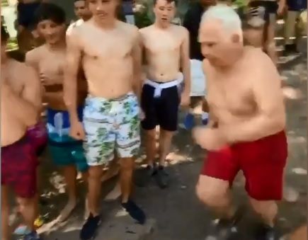 Video | Un anciano saltó desde un acantilado e hizo un clavado perfecto