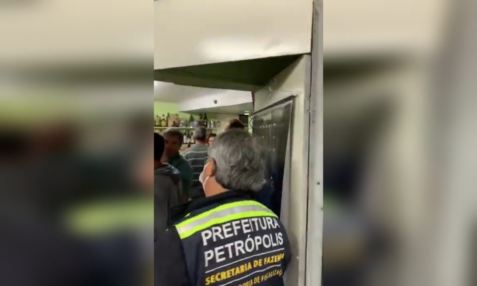 Convirtió su bar en un pet shop y lo agarraron