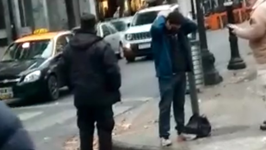 Tenía el barbijo en la mochila y lo multaron por no llevarlo puesto