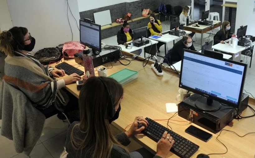 Coronavirus: médicos, estudiantes y voluntarios buscan por teléfono casos positivos