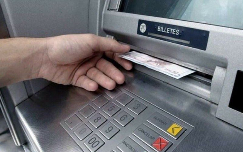Cajeros automáticos: hasta cuándo los bancos no pueden cobrar cargos por operaciones