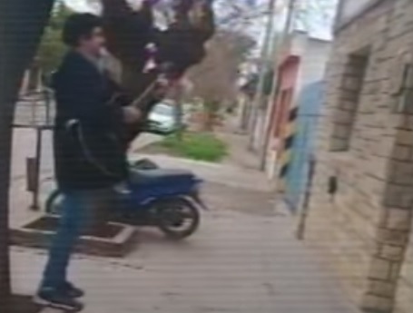 Video | Un joven le cantó una canción a su abuela desde la vereda del geriátrico y enterneció las redes