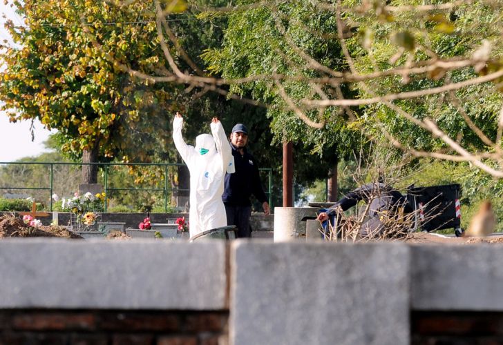 Cementerios porteños comenzaron a cavar tumbas para fallecidos por coronavirus