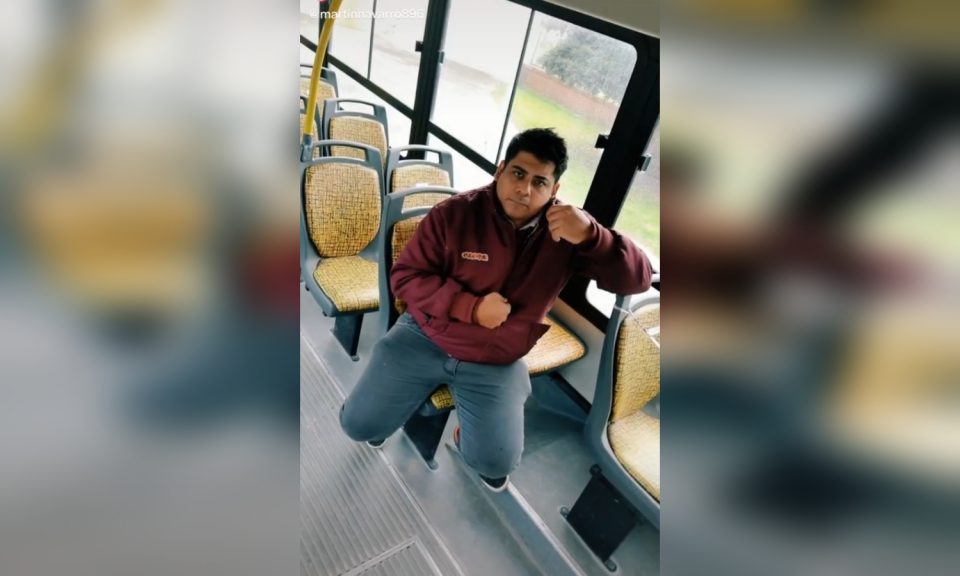 Con un tema clásico de balada, un colectivero se volvió viral en Tik Tok