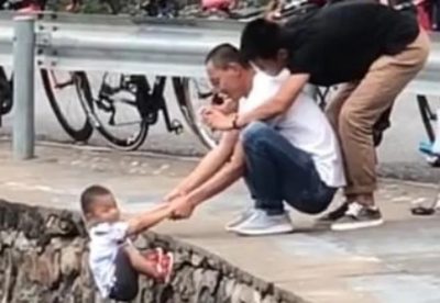 Video | Colgó a su pequeño hijo de un precipicio para sacarle una foto