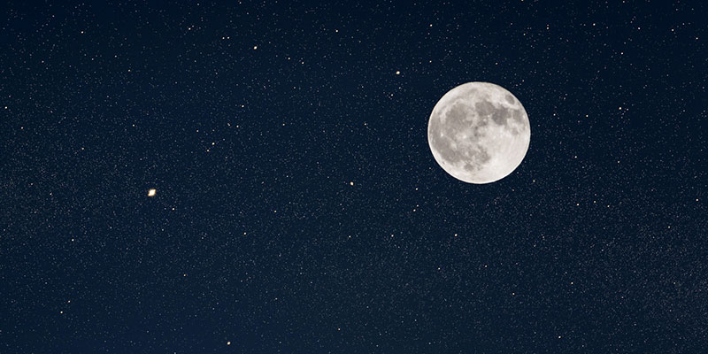 Eclipse lunar: cuándo ocurrirá el triángulo “perfecto” con Júpiter y Saturno