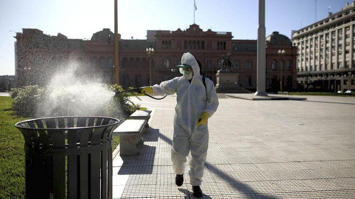 Coronavirus: confirmaron 4.890 casos y 121 muertes en las últimas 24 horas