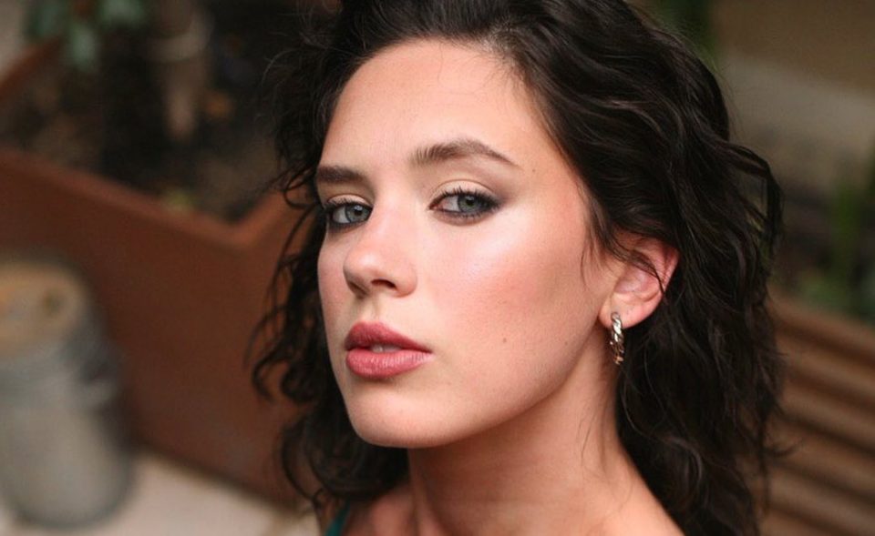 Camisa abierta y sin corpiño: la osada publicación de Delfina Chaves 