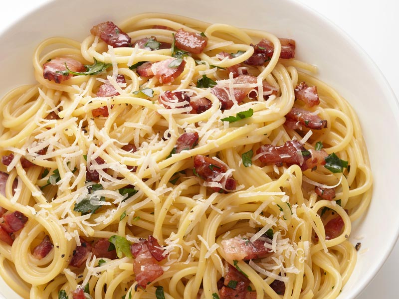 Espaguetis a la carbonara: el clásico italiano para disfrutar en familia