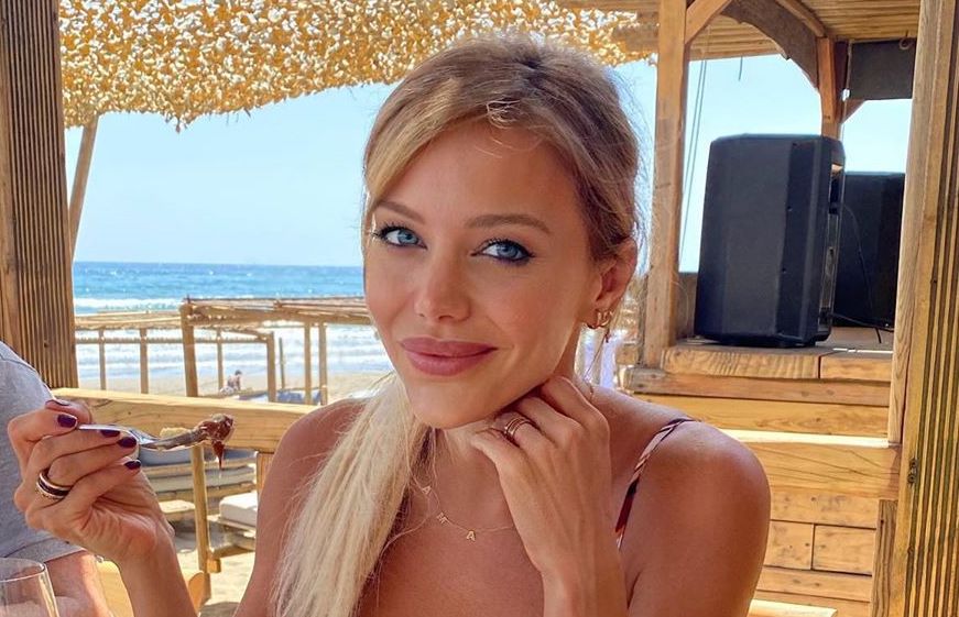 En short y a cara lavada (recién levantada): Evangelina Anderson posó sexy para sus seguidores
