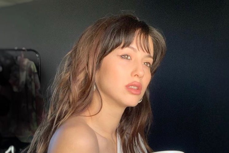Flor Vigna posó sensual con una taza en la mano y la camisa abierta