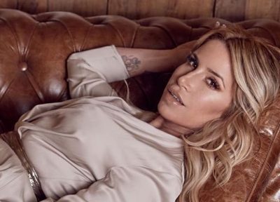 Flor Peña modeló un vestido (con escote interminable) desde un lujoso sillón
