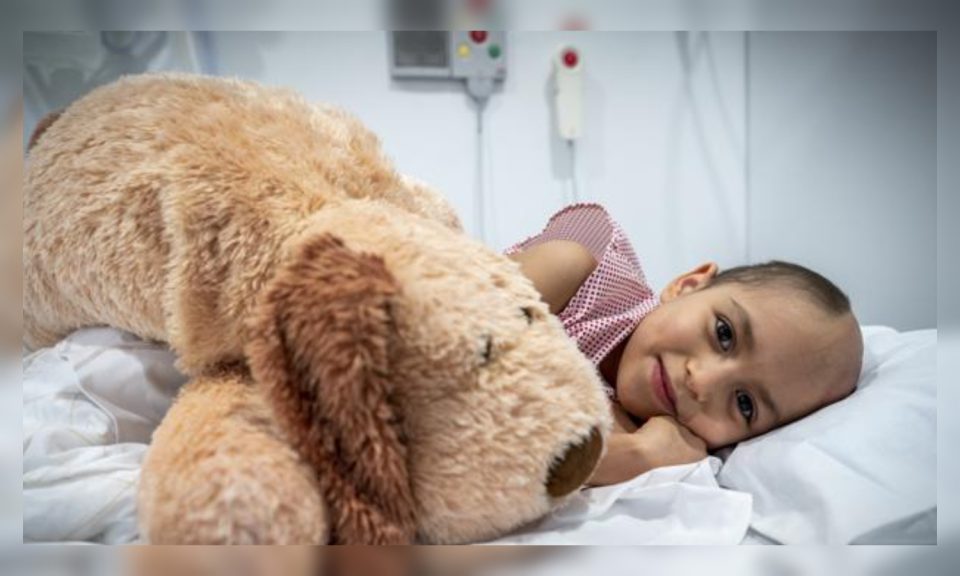 Viajó 9.000 kilómetros para luchar contra el cáncer y el coronavirus casi se lo impide: venció a ambos