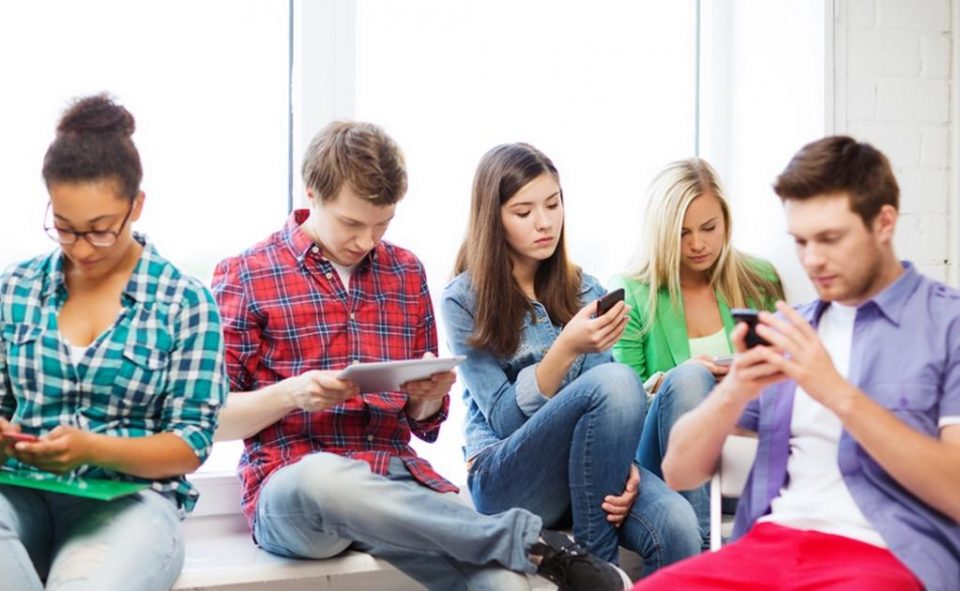 Los niños tienen una nueva forma de “atender el teléfono”