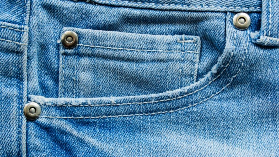 Descubrieron para qué sirven los botones chiquitos de los bolsillos del jean