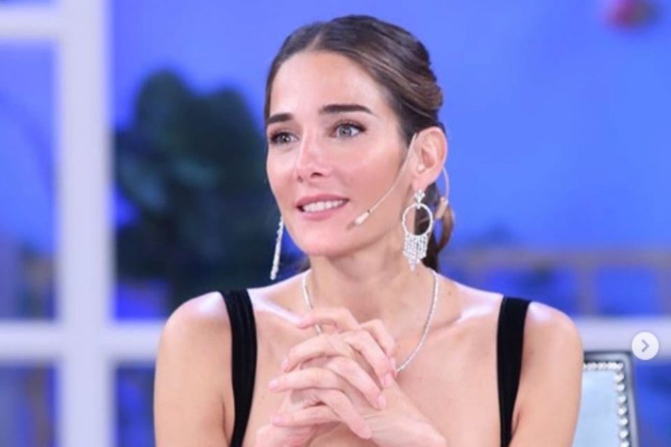 Juana Viale lució un espectacular vestido floreado (largo y escotado)