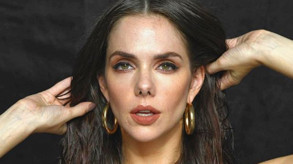 Julieta Nair Calvo recordó su look lleno de transparencias (de espaldas) para un evento