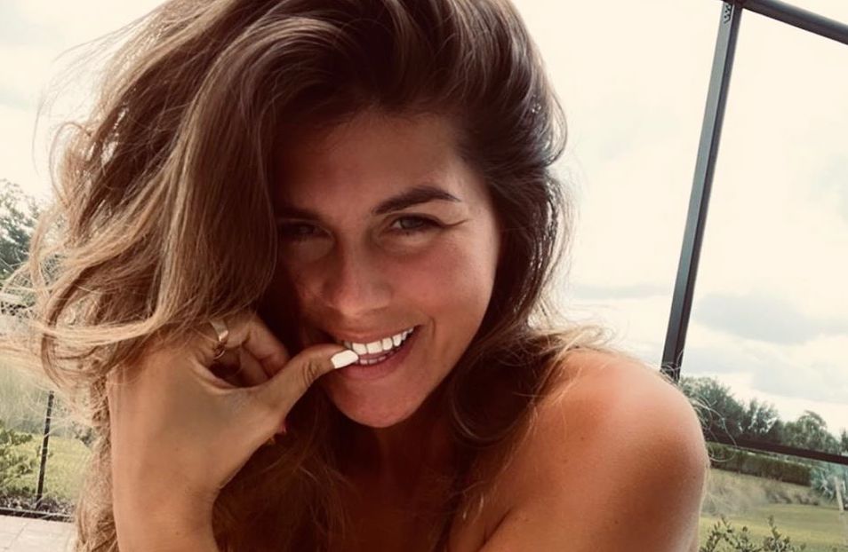 Recostada en la arena y bañada por el mar: la postal de Loly Antoniale en modo verano