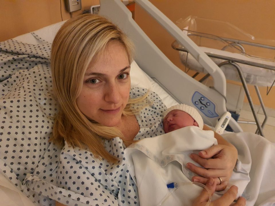 Martina, la bebé furor en las redes: nació en su casa con asistencia telefónica de la obstetra