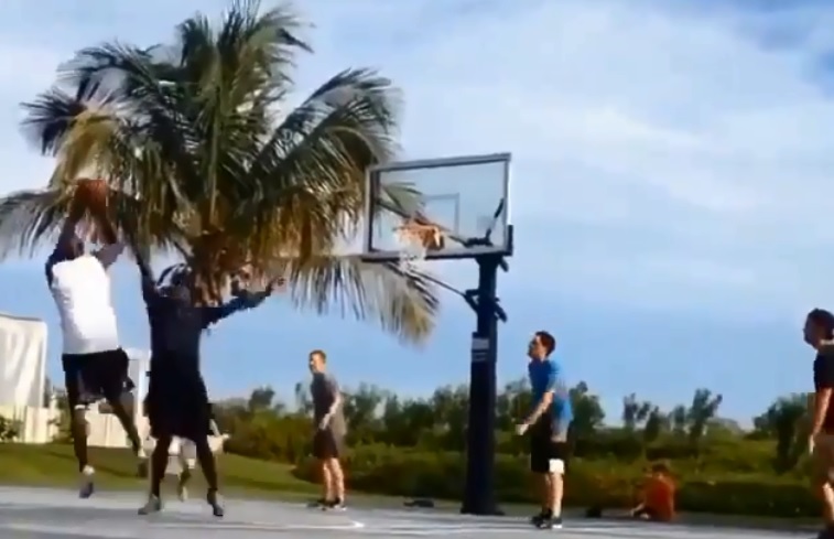 Video | Michael Jordan jugó al básquet con un grupo de jóvenes y su burla se viralizó en las redes sociales