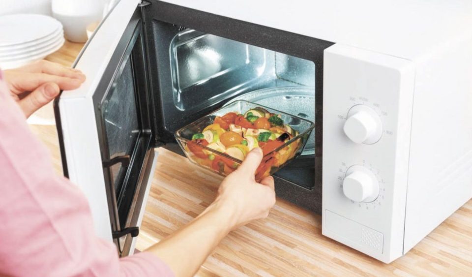 Cinco errores más comunes cuando cocinamos en el microondas