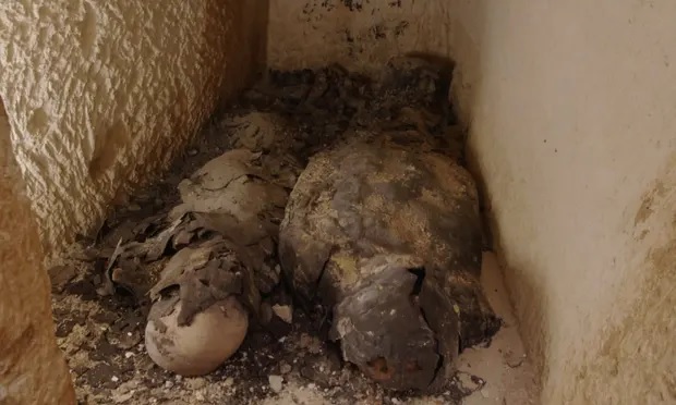 Arqueólogos descubrieron dos momias que podrían indicar dónde está la tumba de Cleopatra