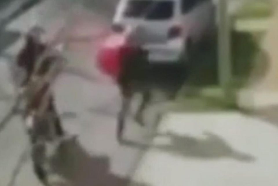 Atropelló con su camión a un motochorro que le había robado a una mujer