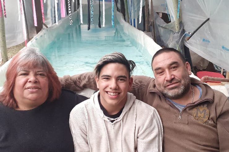 Un gran gesto: le regalaron una pileta al nadador hipoacúsico para que pueda entrenar