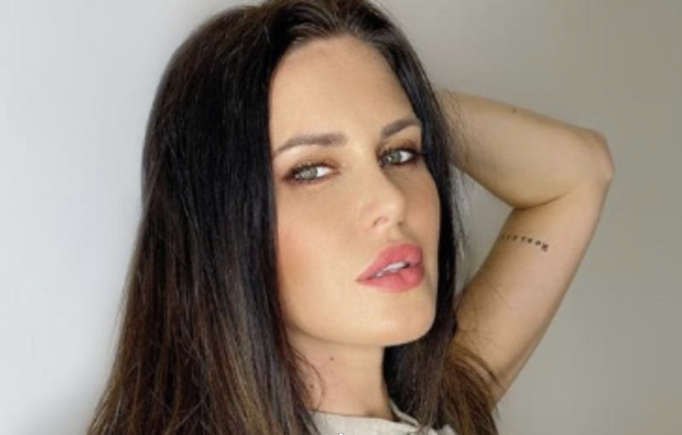 Con una bata (levemente) abierta y en ropa interior, Natalie Weber inició el finde largo