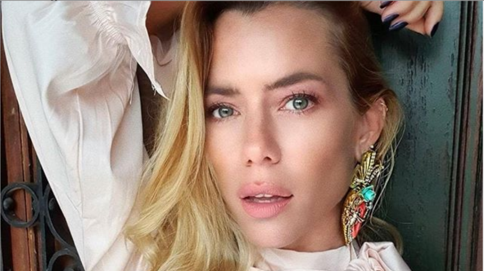 Nicole Neumann se arrodilló en su jardín (sin corpiño) con ropa interior animal print: “Allá voy de nuevo”