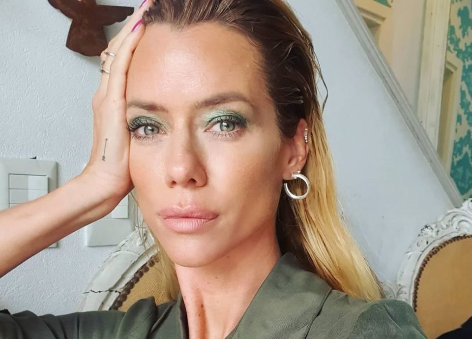 Nicole Neumann lució un vestido con forma de camisa y añadió una reflexión: “Modo verde”
