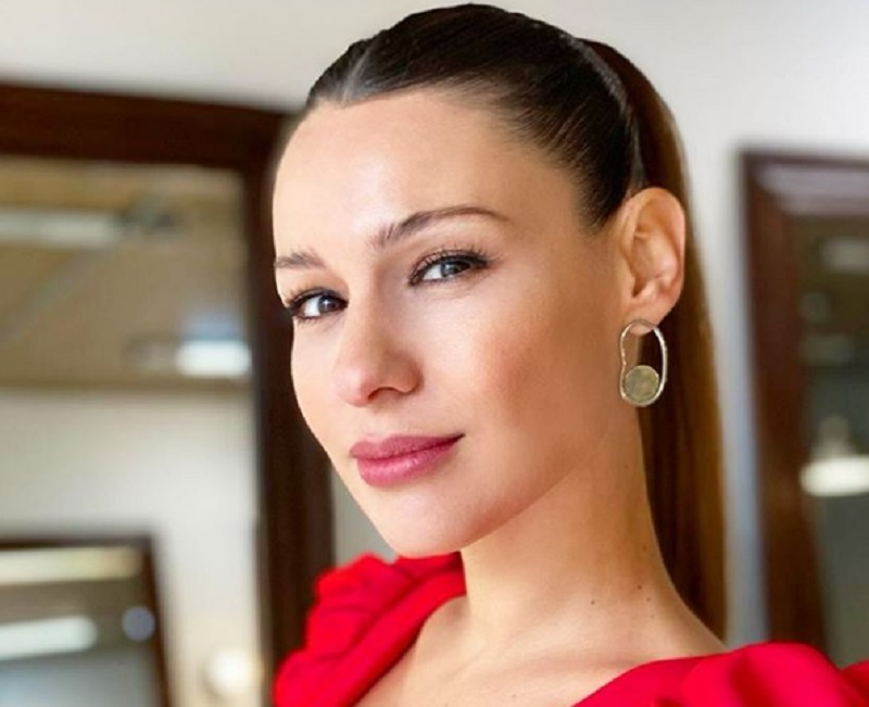 Pampita rompió en llanto tras recibir una sorpresa de sus amigas en pleno programa