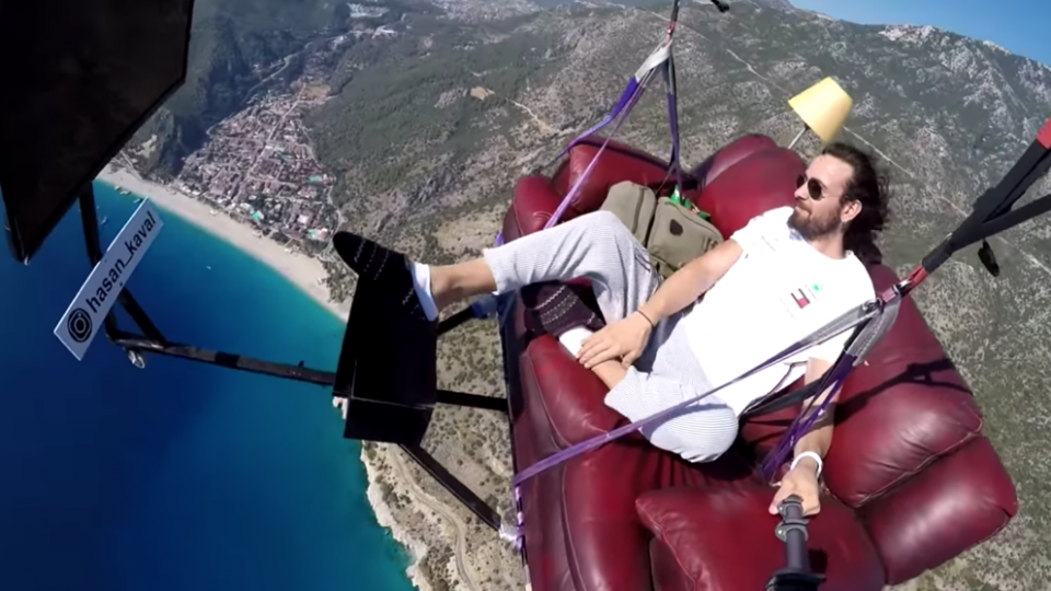 Voló en parapente sentado en un sillón, con televisor y en pantuflas