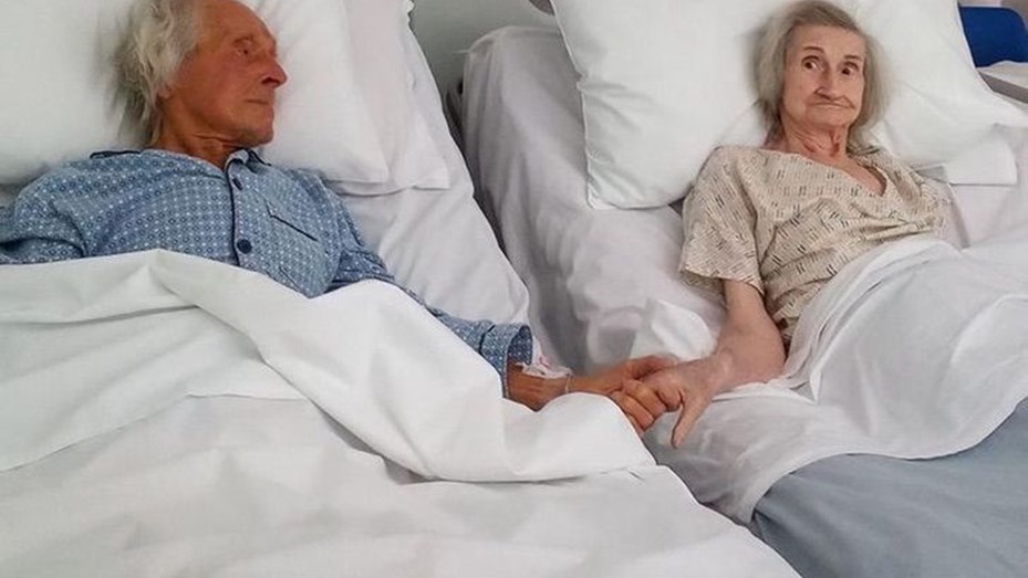 Internaron a una pareja que llevaba 69 años de casados: pudieron tomarse la mano antes de morir