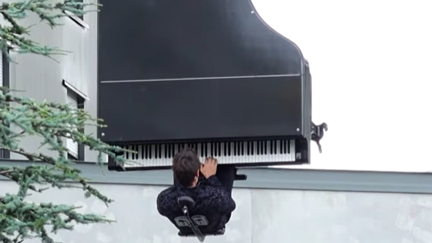 “Una experiencia mágica”: dio un concierto de piano colgado de una grúa a 40 metros de altura